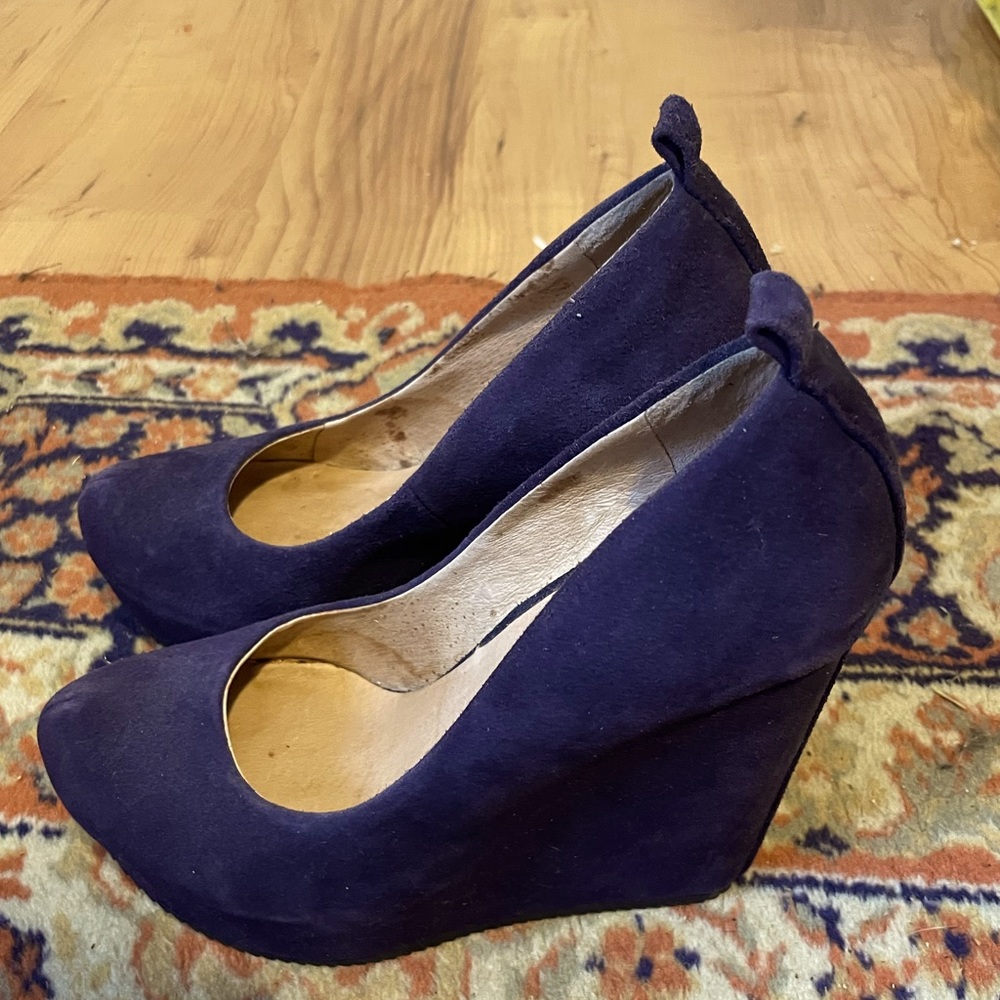 Crushed velvet purple wedges